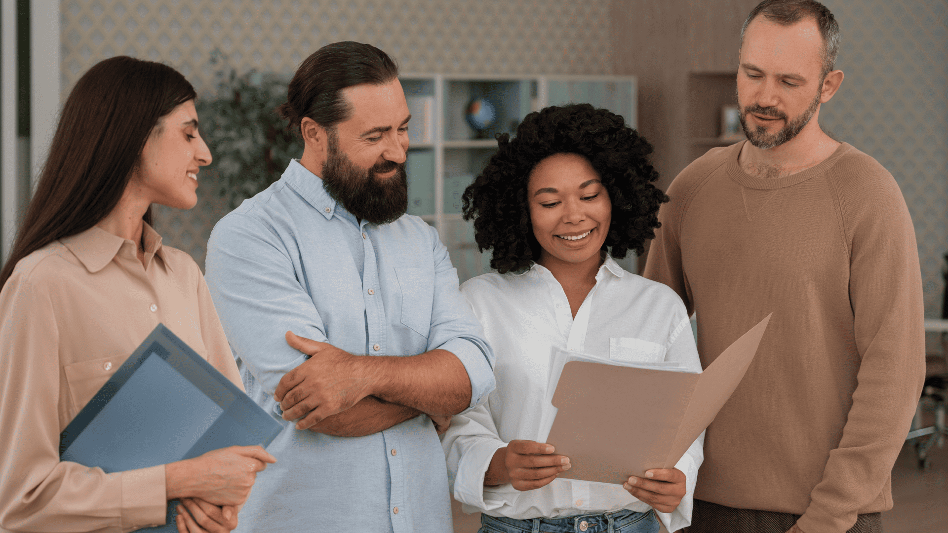 Profissionais engajados e satisfeitos com a atividade que estão realizando, para simbolizar o trabalho com propósito