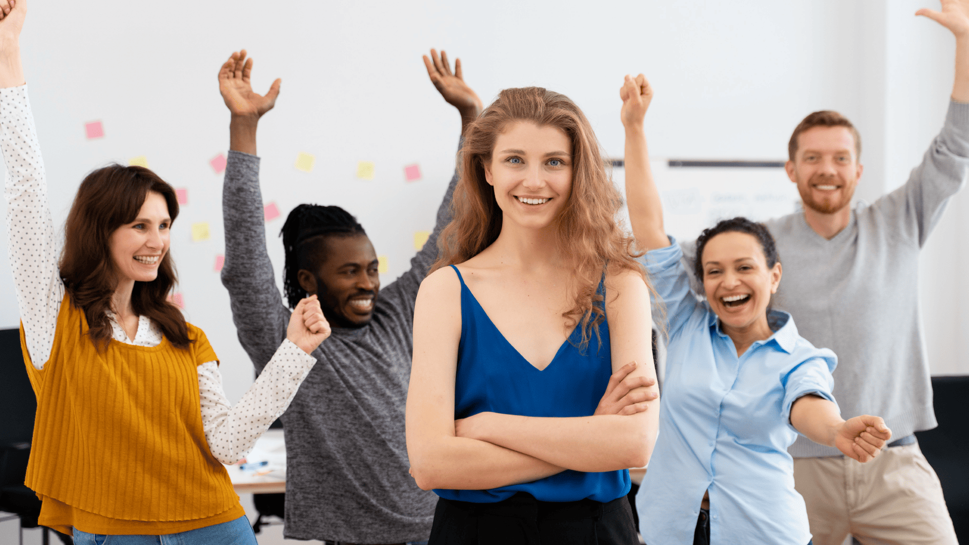 Uma mulher de liderança positiva com sua equipe feliz e motivada ao fundo