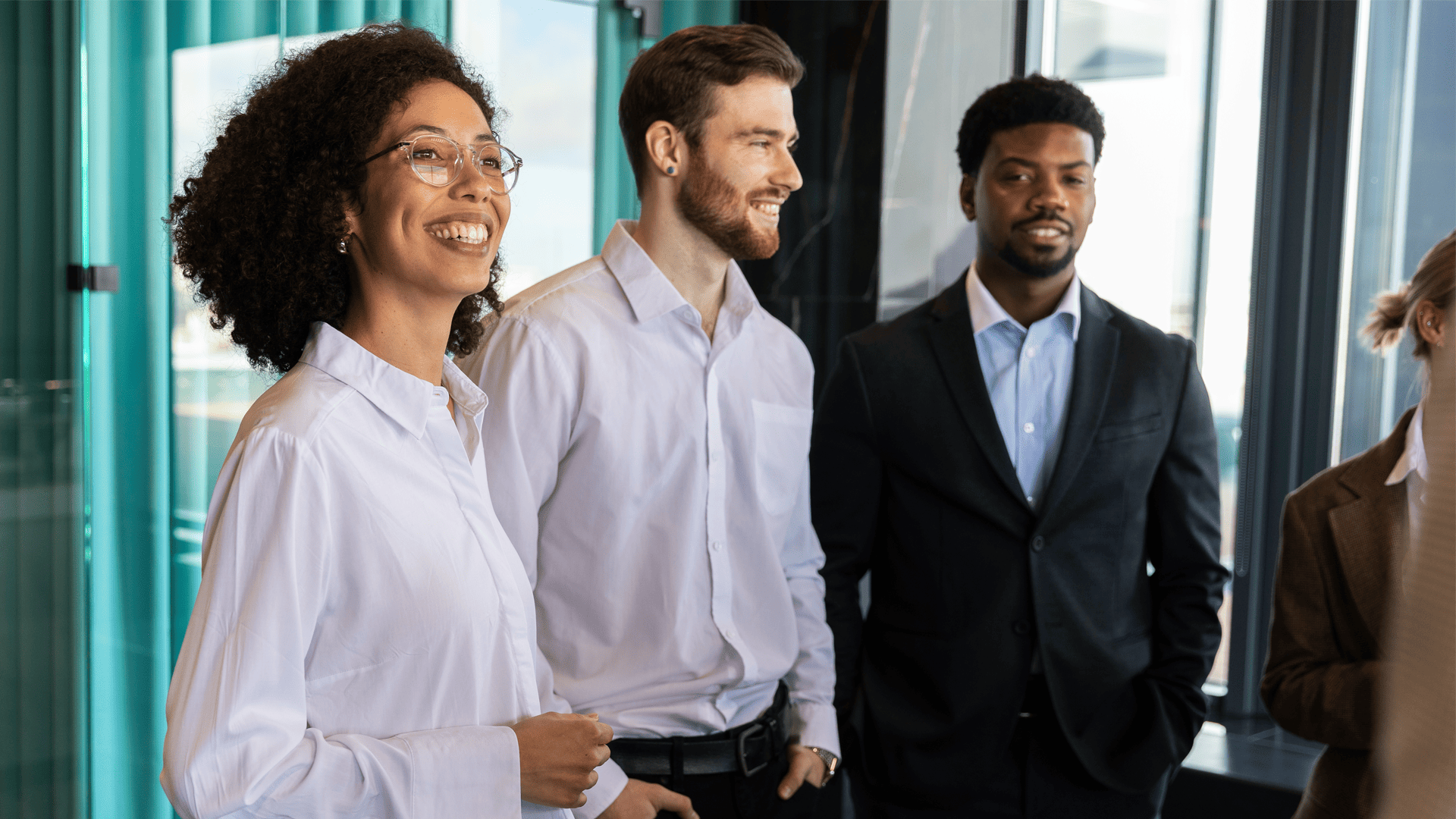 Pessoas com suas individualidades sorrindo em ambiente corporativo para simbolizar o que é power skill e como os profissionais se desenvolvem a partir dela